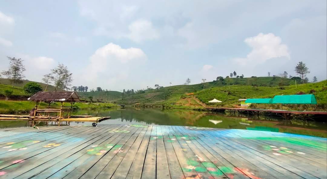 Deck kayu pinggir danau Situ Datar Buana