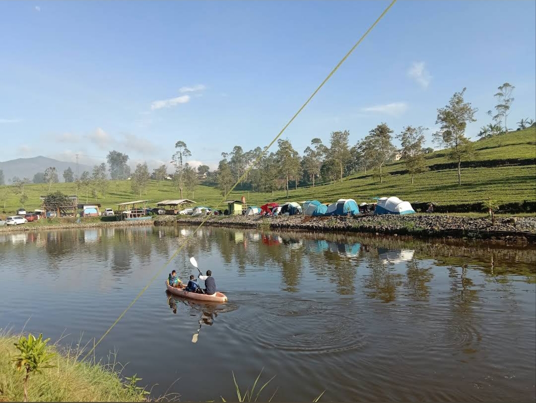 Kayak dan deretan tenda di tepi danau