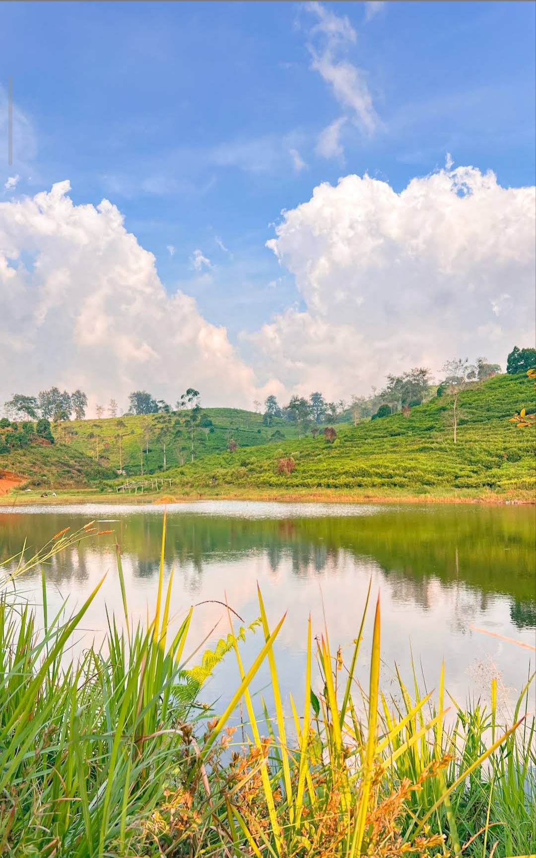 Danau tenang dengan awan tebal di Pangalengan