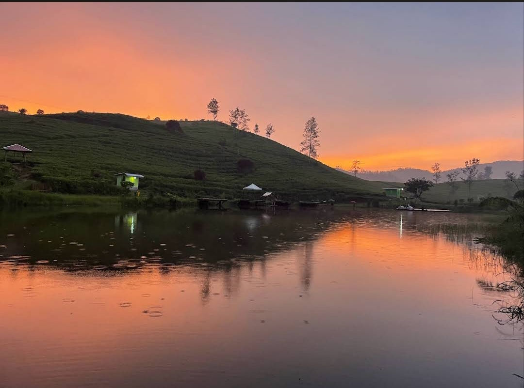 Sunset di pinggir danau Situ Datar Buana